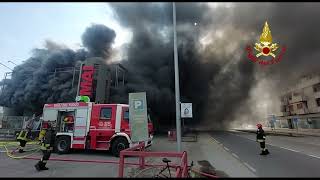 Incendio divora i magazzini Aumai di Conegliano [upl. by Saunder]