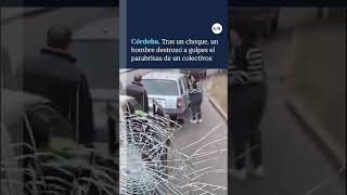 Córdoba tras un choque un hombre destrozó a golpes el parabrisas de un colectivo [upl. by Aloiv]