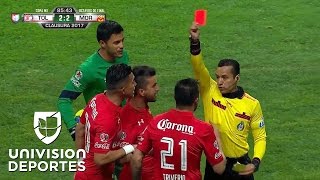 En menos de 30 segundos y en la misma jugada expulsaron a tres jugadores de Toluca [upl. by Schnurr]