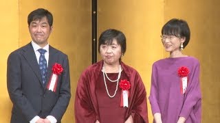 舞台で両親に感謝、石井さん 芥川賞、直木賞の贈呈式 [upl. by Nennarb]