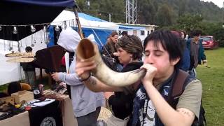 how you should blow a viking horn Asgard Fest 2017 Chile [upl. by Chuck203]