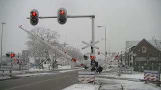 Spoorwegovergang Doetinchem  Dutch railroad crossing [upl. by Netta]