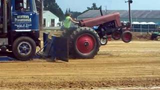 Farmall 400 pulling [upl. by Lizned]