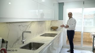 Cocina moderna Blanca  ALARGADA sin tiradores con encimera Dekton Aura [upl. by Ysak434]