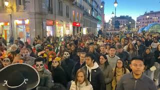 Catrinas desfilando en Madrid [upl. by Eahsan436]