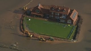 Floods in Somerset Island house as owner builds makeshift flood barricade [upl. by Akienat225]