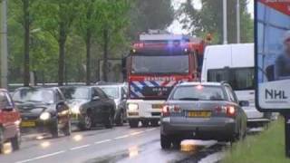 Brandweer knipt auto open Pieter Stuyvesantweg Leeuwarden [upl. by Neyuq]