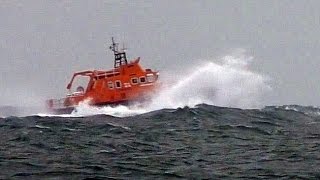 Lifeboat quotErnest and Mabelquot Portland Bill Offshore Powerboat Race 2016 [upl. by Older]