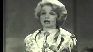 Marlene Dietrich recuerda la guerra GALA de UNICEF 1962 sag mir wo die Blumen sind [upl. by Maynord]