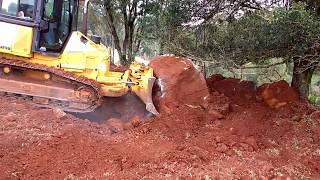 Trator Komatsu D51ex arrancando pedra Gigante [upl. by Zizaludba]