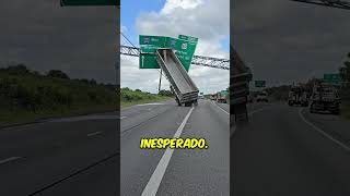 Este Tráiler se Atascó en una Señal de Tráfico 😳 [upl. by Shiff]