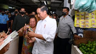 Presiden Jokowi Kunjungi Pasar Wonokromo Surabaya 18 Februari 2023 [upl. by Tiebout]