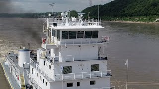 BIG Towboat MV VIKING QUEEN Pushing 42 Barges Northbound Mississippi River [upl. by Viridi]