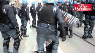 Torino alla manifestazione degli studenti scontri con la polizia [upl. by Wilbert]