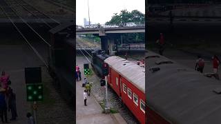 kandy intercity express train passing dematagoda railway station in srilanka 🇱🇰  kandytrain 🛤️ [upl. by Westbrooke841]