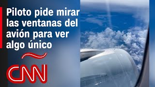 Piloto pide a pasajeros mirar las ventanas del avión para ver el lanzamiento de un cohete al espacio [upl. by Ellesij]