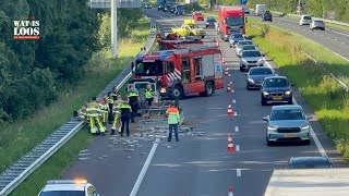 GEKANTELDE AANHANGER ZORGT VOOR VERKEERSOPSTOPPING OP A2 [upl. by Lidia241]