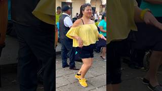 Turista bailando al ritmo del Combo plazalibertad like dance tiktok sansalvador viralshort [upl. by Kimbell]