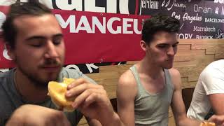 Insolite  un championnat du plus gros mangeur de burgers [upl. by Enoved]