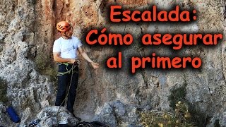 Cómo asegurar al primero en escalada deportiva [upl. by Kenward]