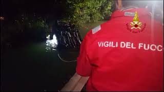 Lauto finisce rovesciata in un canale d’acqua il conducente salvato da un giovane [upl. by Ailegra384]