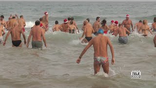 Bagno di Capodanno a Pesaro oltre 70 sfidano il freddo [upl. by Anyela653]