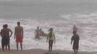 Rescate a bañista en playa Punta Rocas  Punta Negra [upl. by Kinsler511]