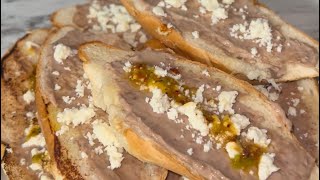 Molletes mexicanos de Frijoles refritos con Queso [upl. by Edualcnaej]