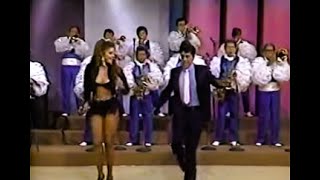 RESORTES BAILA MAMBO CON LA ORQUESTA DE PÉREZ PRADO Y ELIZABETH DE LUNA Y PLATICA ANÉCDOTAS [upl. by Chuck]