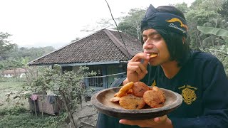 MasakMasak di Pedesaan  Mengolah dan makan onde di rumah Panggung Pedesaan [upl. by Aoht]