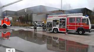 Berliner Feuerwehr  Feuer 06 Staffeln  KFZ Werkstatt  Hakenfelde Mertens Strasse  11112009 [upl. by Robinson]