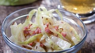 Recette  Salade de chou blanc aux lardons [upl. by Haimes244]