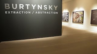 Lexposition de Burtynsky à la Saatchi Gallery « lève le rideau » sur limpact de lhomme sur Terre [upl. by Aleakim]