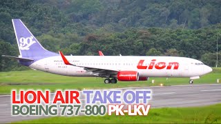 Pesawat Terbang Lion Air Livery 90th Boeing Next Generation 737 Ketika Take Off di Bandara Kalimarau [upl. by Sualakcin208]