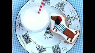 How to Dry Your Cookies Decorated with Royal Icing amp How to Decorate ParisianThemed Cookies [upl. by Nelubez]