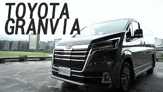 TOYOTA GRANVIA 正4排 9人座豪華商旅  試駕 廖怡塵 【全民瘋車Bar】137 [upl. by Rubetta]