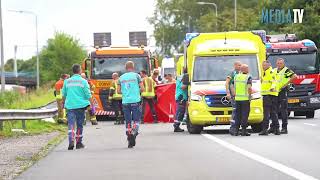 Vrachtwagenchauffeur overleden na aanrijding op snelweg A15 Ridderkerk [upl. by Dori]