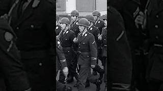 Deutsche Soldaten singen 🦅🇩🇪🫡 bundeswehr militär parade tradition musik marsch soldaten [upl. by Arnon]