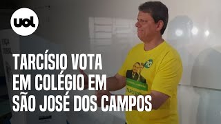 Com imagem de Bolsonaro na camisa Tarcísio vota em São José dos Campos [upl. by Griff]