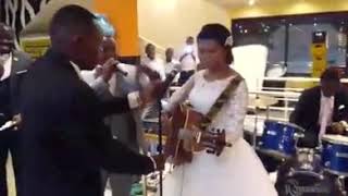 Mariage de frère Élisée Kwete il chante avec sa reine [upl. by Acimak893]