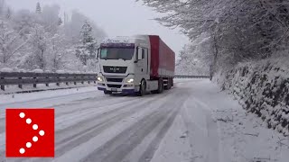 Neve Liguria tir in difficoltà a Montoggio [upl. by Enitsej461]