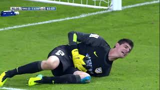 Encontronazo entre Bale y Courtois se duele de la mano [upl. by Fulbright]