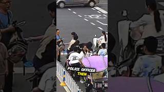 Quick action by people and police in helping a woman who fell from her electric scooter [upl. by Annaillil]