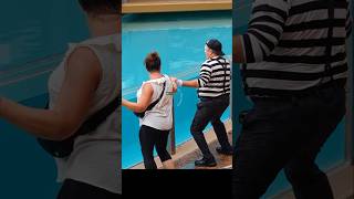 O mímico Tom dançando com esta mulher 💃🏻🕺🏻😂🤣 tomthemime seaworldmime seaworldorlando funny [upl. by Bernardo876]