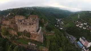 Flug über der Burg Rheinfels und dem Romantikhotel Schloss Rheinfels [upl. by Yee]