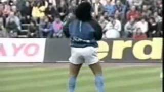 Maradona palleggia e si riscalda a ritmo di Live is life  Opusflv [upl. by Suoivatram]