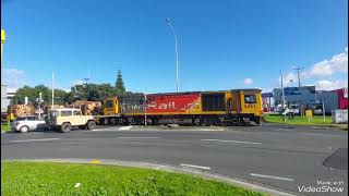 Hewletts Road Level Crossing Mt Maunganui [upl. by Nytsuj]