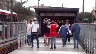 Pelea de Barras Bravas de Santafé y Millonarios en Transmilenio [upl. by Mozelle539]