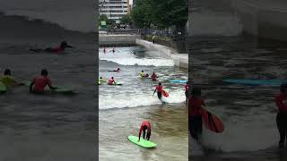 Surfen op kunst matige golven midden in de stad van Rotterdam 😀 [upl. by Bolton]