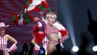 Miley Cyrus exhibe en Barcelona todo un alarde de pirotecnia musical con la ikurriña al viento [upl. by Aerdnek490]